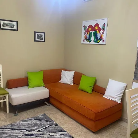 Daire Rebi Beach Apartament *