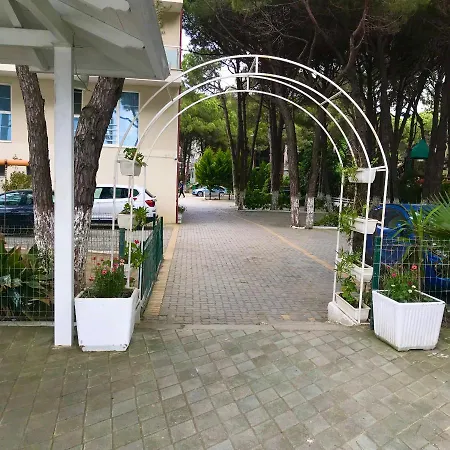 Daire Rebi Beach Apartament *