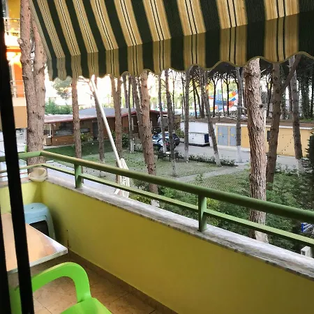 Daire Rebi Beach Apartament *